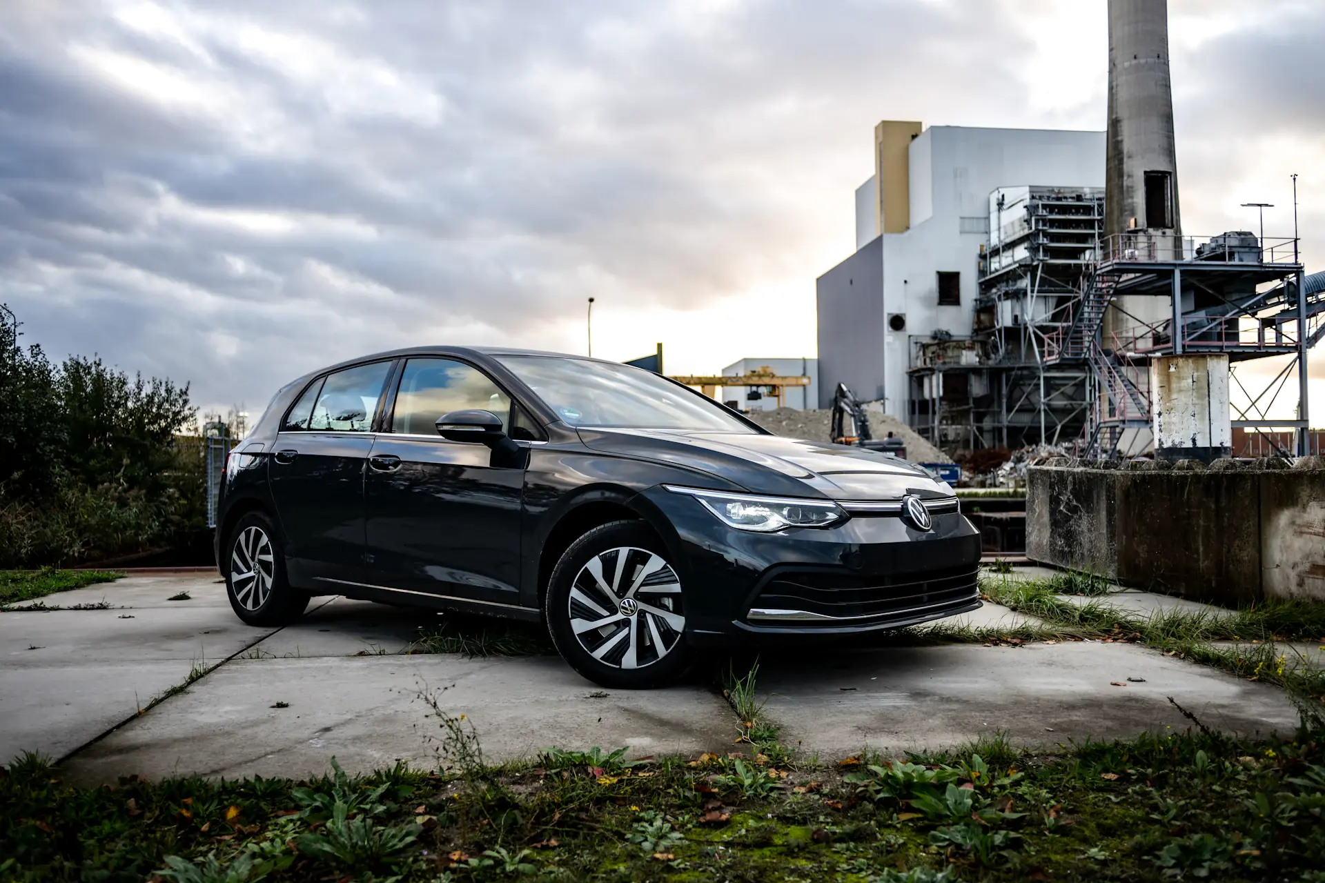 Endüstriyel bir alanda siyah Volkswagen Golf — temsili otomobil fotoğrafı